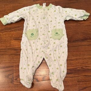 “Kiss Me, I’m Irish” ☘️ Green and White Kids One Piece size 6M ☘️